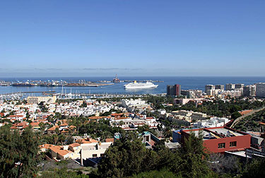 Vista desde la zona alta de la ciudad con un Crucero en el Puerto de las Palmas