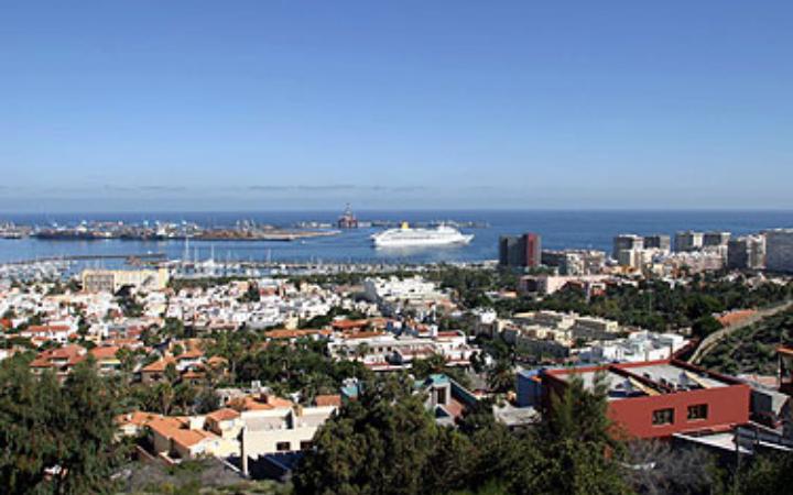 Vista desde la zona alta de la ciudad con un Crucero en el Puerto de las Palmas