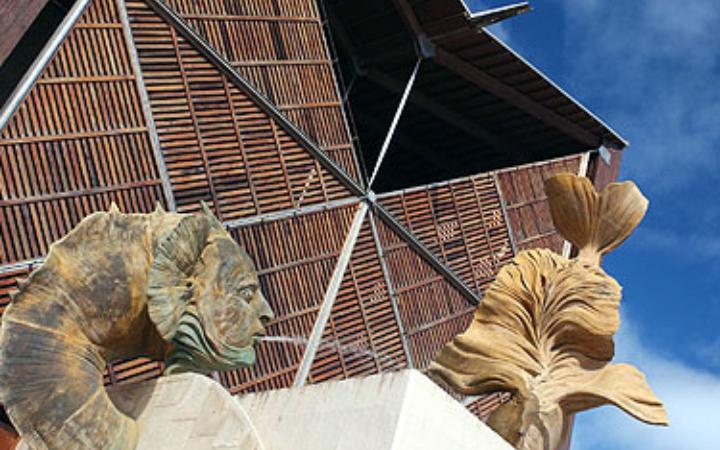 Detalle de las esculturas de madera ubicadas en la fachada del Auditorio Alfredo Kraus