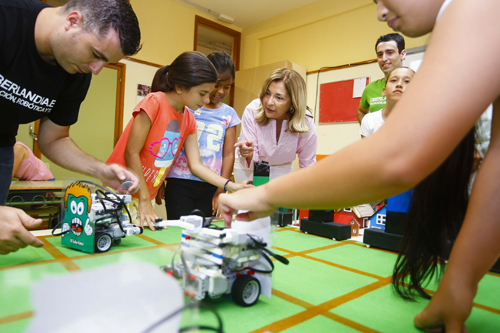 La concejala de Educación del Ayuntamiento de Las Palmas de Gran Canaria, Lourdes Armasen en el CEIP Santa Catalina en el que participan 80 alumnos, donde se imparte el taller de robótica