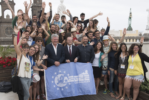 El regidor capitalino y los ediles de Turismo y Juventud, junto a los jóvenes europeos