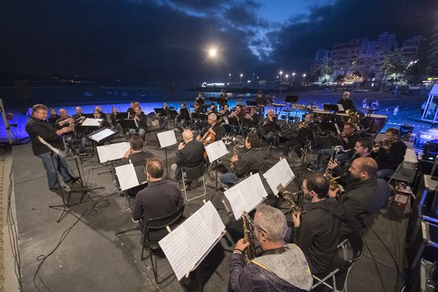 La Banda Sinfónica Municipal de LPGC sobre la arena de Las Canteras