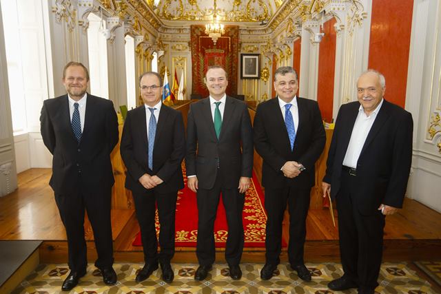 Augusto Hidalgo mantiene un encuentro con los alcaldes de Chipre y Grecia