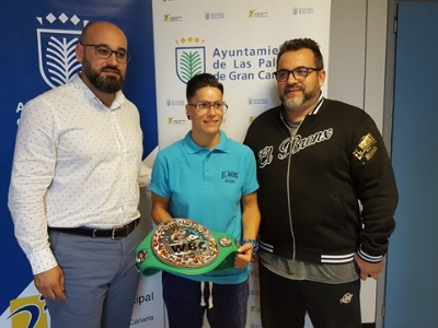 El concejal Aridany Romero mantiene un encuentro con las boxeadoras Davinia Pérez y Yolanda Ramos 2