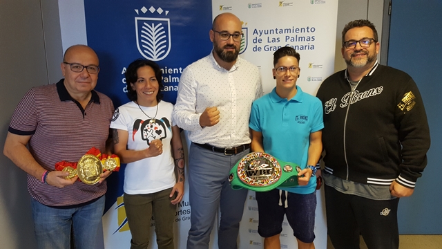 El concejal Aridany Romero mantiene un encuentro con las boxeadoras Davinia Pérez y Yolanda Ramos 3