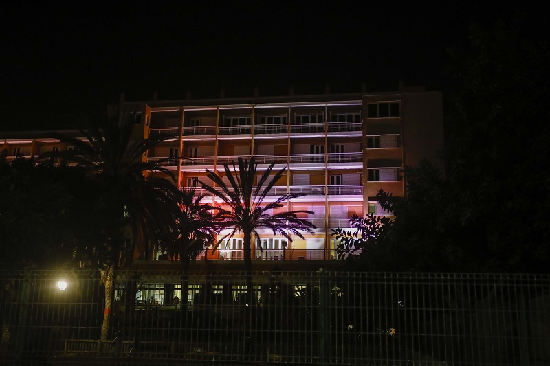 Fachada de las Oficinas municipales por la noche con la iluminación de color rosa