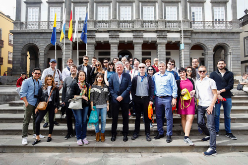 El concejal de Turismo, Pedro Quevedo, en la Plaza de Santa Ana, con un grupo de profesionales de medios de Alemania, Reino Unido, Países Nórdicos y España.