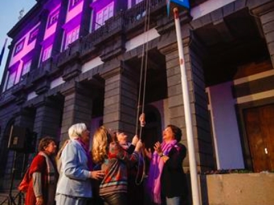 El Ayuntamiento ilumina las Casas Consistoriales e iza la bandera feminista 2