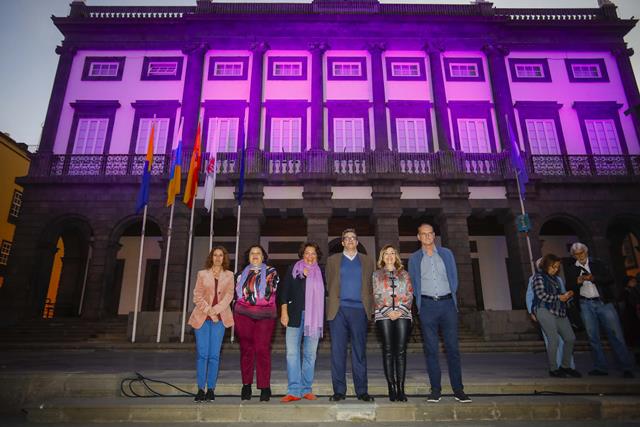 El Ayuntamiento ilumina las Casas Consistoriales e iza la bandera feminista 3