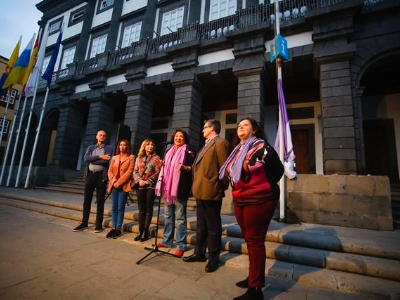 El Ayuntamiento ilumina las Casas Consistoriales e iza la bandera feminista