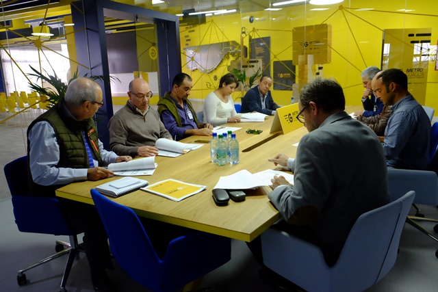 Los representantes de los mercados municipales reciben información sobre el proyecto de la MetroGuagua
