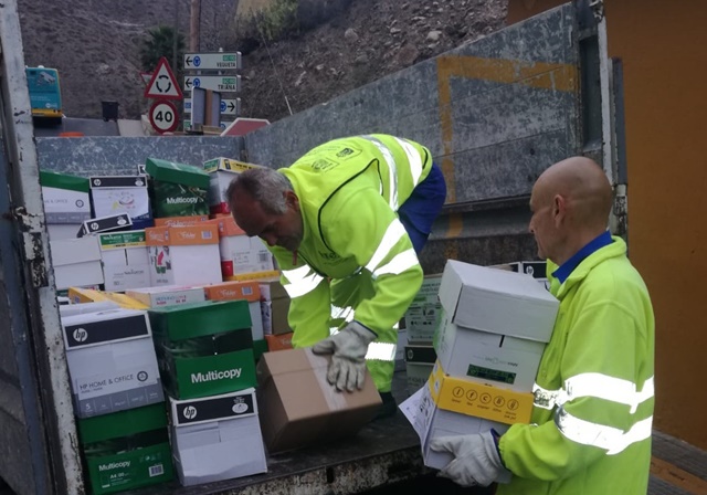 El Ayuntamiento colabora con el Proyecto Árbol trasladando más de 600 kilos de material de escritura para su reciclaje