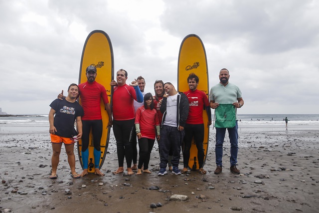El Ayuntamiento facilita la práctica gratuita de surf a una veintena de jóvenes del municipio en situación de discapacidad 2