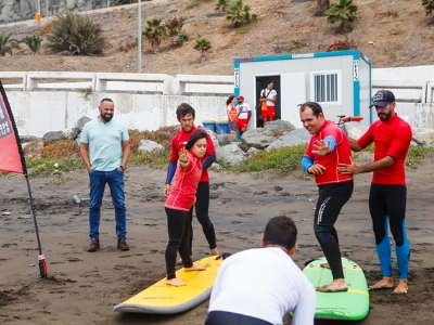 El Ayuntamiento facilita la práctica gratuita de surf a una veintena de jóvenes del municipio en situación de discapacidad 3