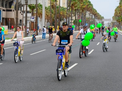 Miles de personas participan en una animada Fiesta de la Bici en su recorrido por la Avenida Marítima 2