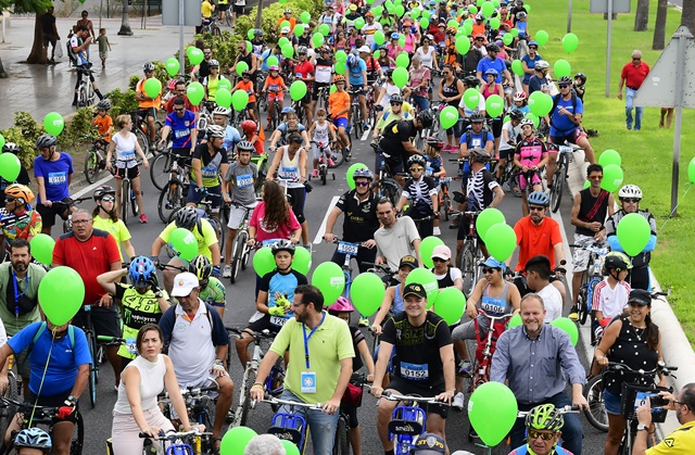 Miles de personas participan en una animada Fiesta de la Bici en su recorrido por la Avenida Marítima