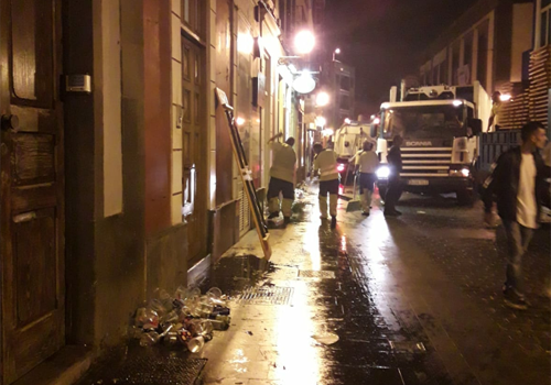 Limpieza recoge más de 5.000 kilos de basura y 400 de envases tras las 'Campanadas de verano' en Vegueta