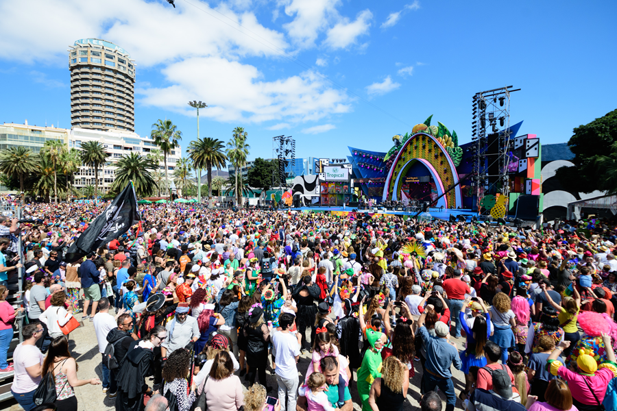 corriente público maestría Casi 600.000 personas celebraron la fiesta del Carnaval de «Una noche en  Río» en Las Palmas de Gran Canaria