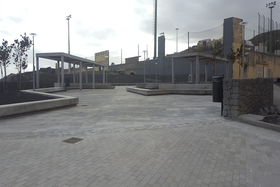 Finalizan las obras de construcción de la plaza pública en el barrio de Costa Ayala