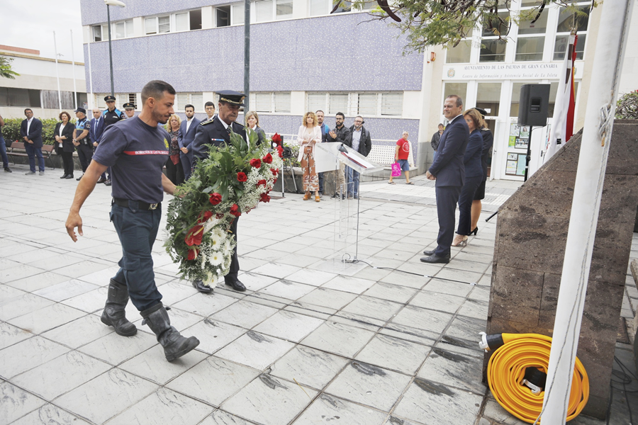 Las Palmas de Gran Canaria recuerda a los cuatro bomberos fallecidos y a los supervivientes del incendio de la Naval