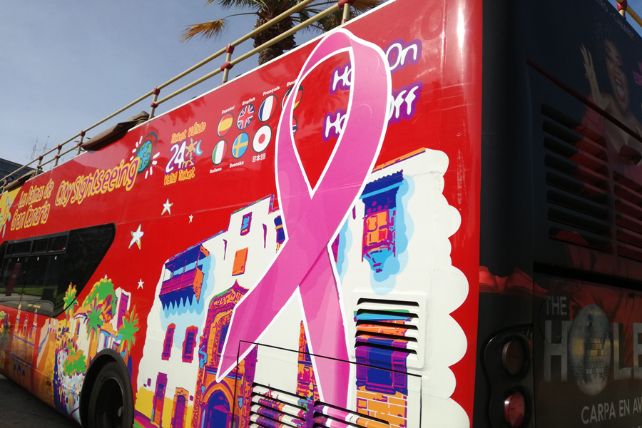 La guagua turística de  Las Palmas de Gran Canaria se suma al rosa para luchar contra el cáncer de mama