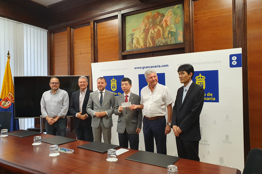 El Ayuntamiento y el Consulado de Corea entregan 5.000 euros al Cabildo para la reforestación de la cumbre