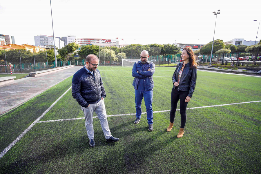 El IMD renueva el césped artificial de la pista de futbol del Parque Juan Pablo II
