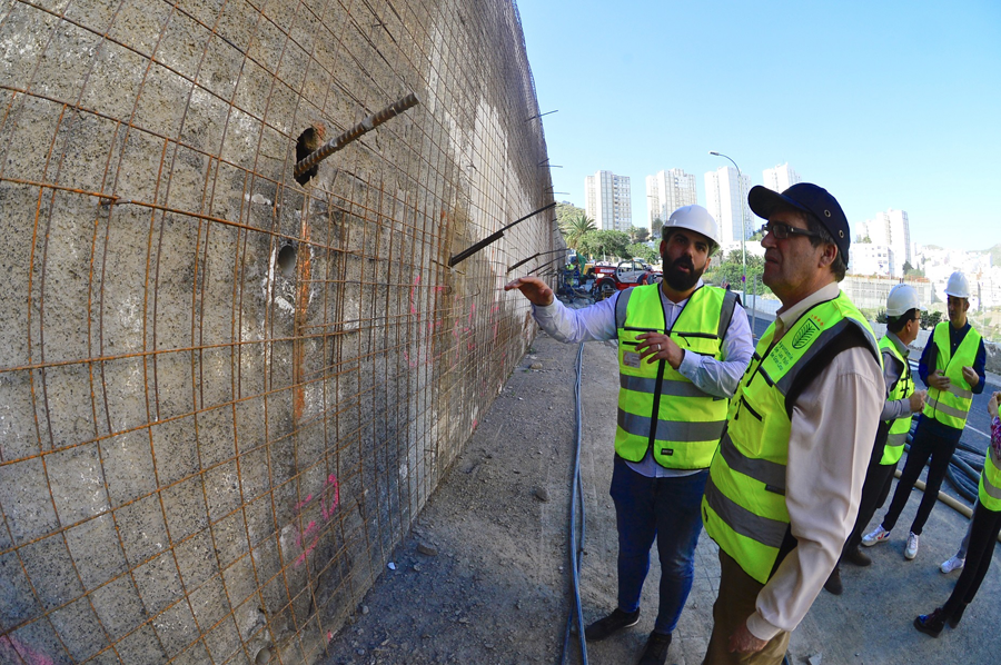 El Ayuntamiento culminará el próximo mes  la rehabilitación de un muro de contención en el barrio de Hoya de la Plata