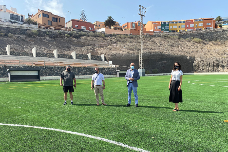 El Instituto Municipal de Deportes finaliza la renovación el césped del campo de fútbol de El Batán