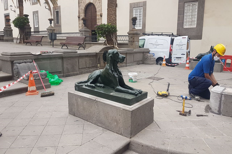 El Ayuntamiento rehabilita dos esculturas de los perros de la plaza Santa Ana