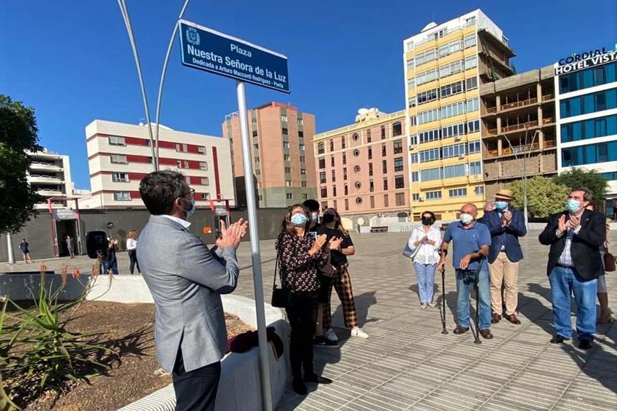 El Ayuntamiento dedica la Plaza de La Luz al poeta y escritor Arturo Maccanti