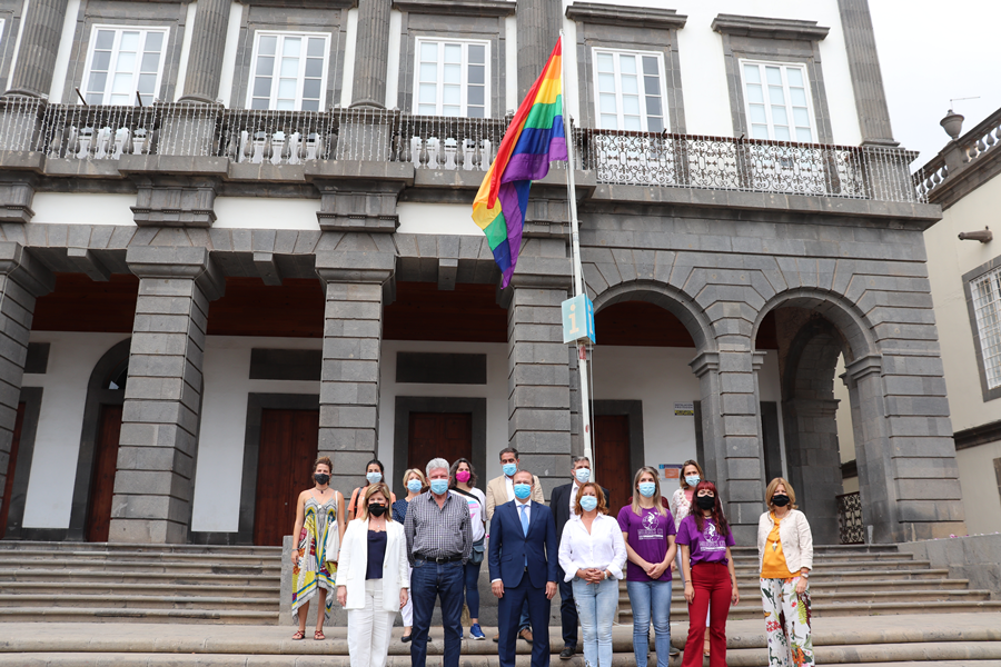 El Ayuntamiento iza la bandera LGTBI+ en las Casas Consistoriales con motivo del Día Internacional del Orgullo