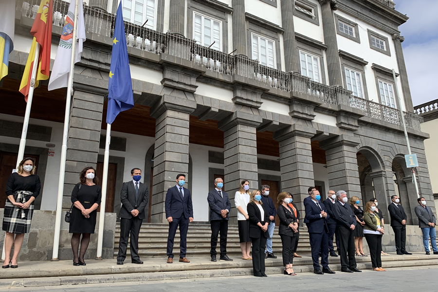 Las Palmas de Gran Canaria guarda un minuto de silencio en memoria de las víctimas de la COVID-19
