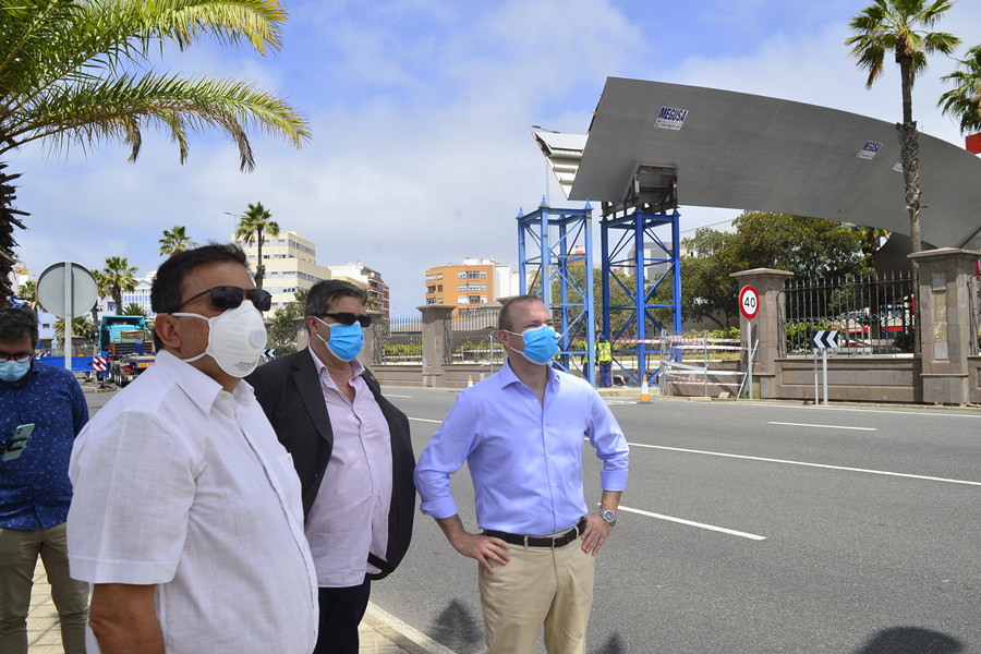 El Ayuntamiento continúa con la tranformación integral de la zona Puerto-Isleta tras instalar dos nuevas piezas de la pasarela Onda Atlántica