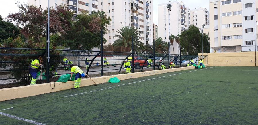El Ayuntamiento impulsa un servicio especial de limpieza en la Vega de San José con 80 efectivos