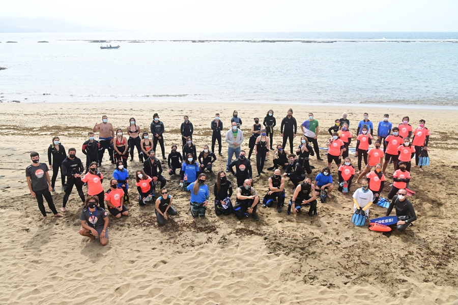 Las Palmas de Gran Canaria se suma al Día Mundial de los Océanos con una limpieza de fondos en Las Canteras