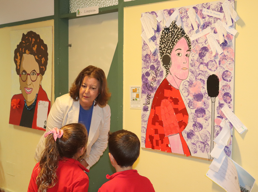 Mari Carmen Reyes supervisa los murales de la igualdad creados por el alumnado del CEIP Gran Canaria