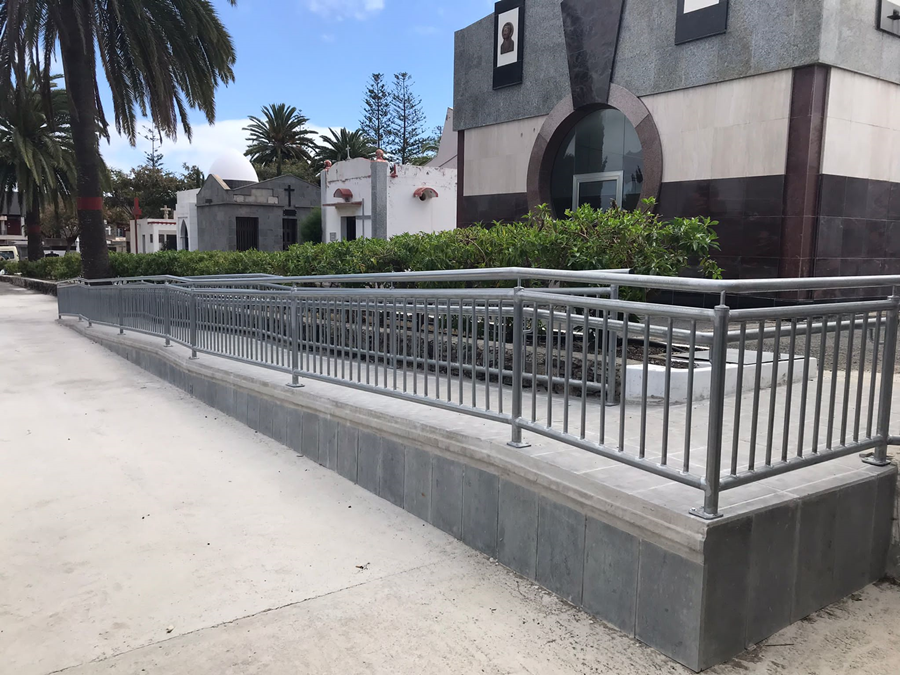 El Ayuntamiento mejora la accesibilidad del Cementerio de San Lázaro con la instalación de nuevas rampas y barandillas