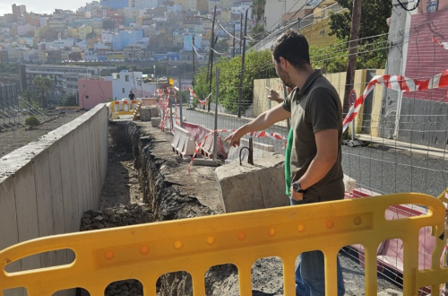 El Ayuntamiento refuerza el muro lateral de la carretera del barrio de San Roque