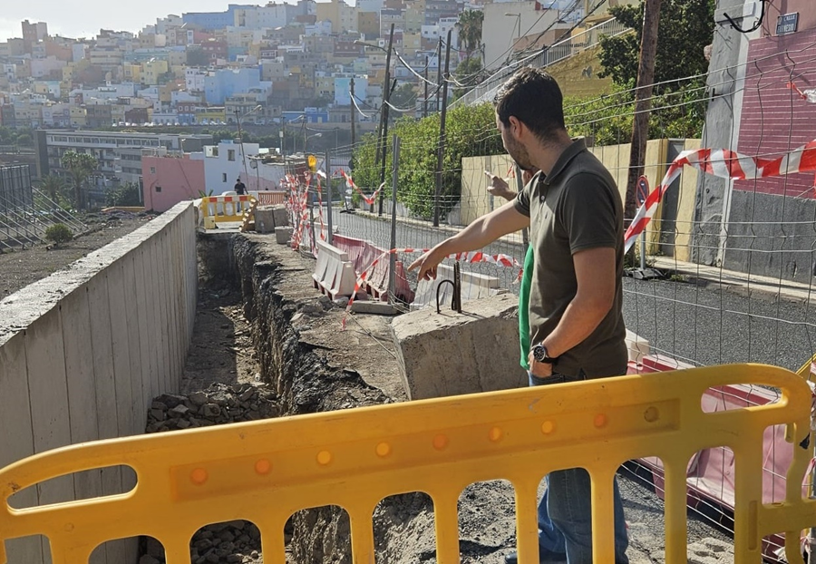 El Ayuntamiento refuerza el muro lateral de la carretera del barrio de San Roque