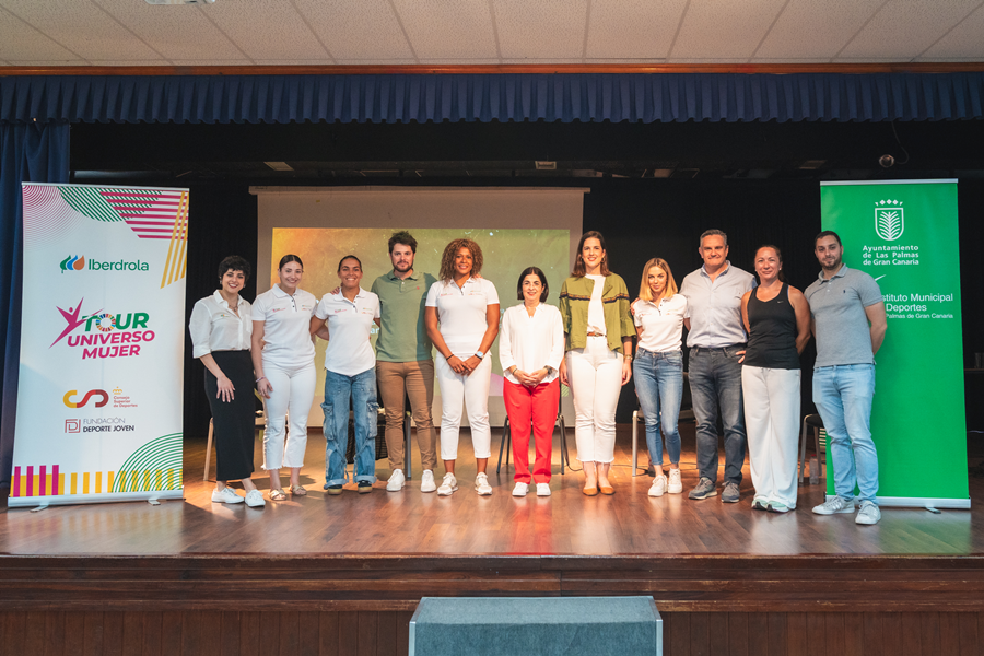 La alcaldesa participa con 200 estudiantes en un foro sobre la igualdad en el deporte en el IES Pérez Galdós