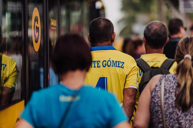 Guaguas municipales con la afición de fútbol