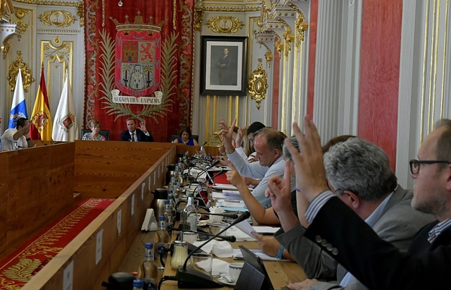 Momento de una de las votaciones en el pleno ordinario de Junio