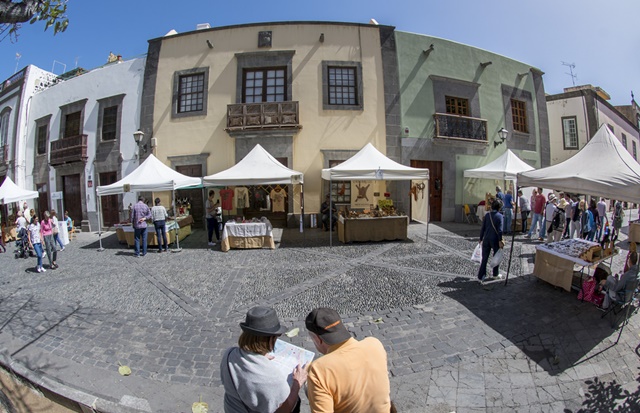 Turistas en el Mercadillo de Artesanía de Vegueta