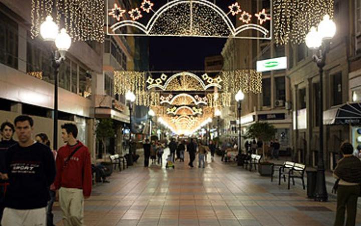 Calle de Triana por la noche en navidad