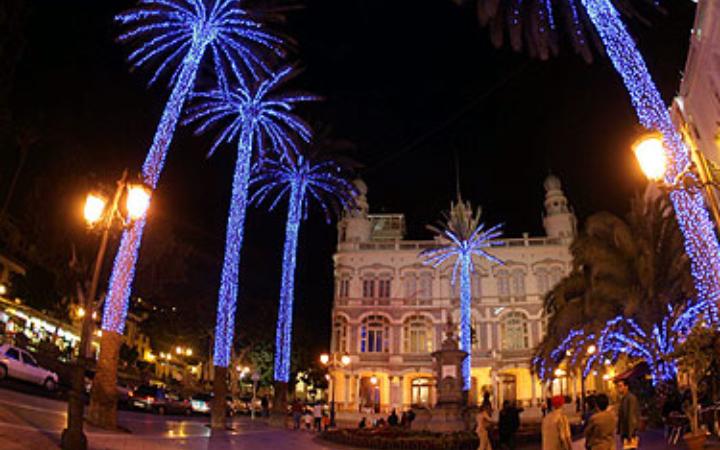 La Catedral de Santa Ana por la noche en navidad