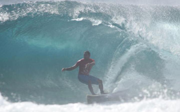 Surfista practicando en El Confital