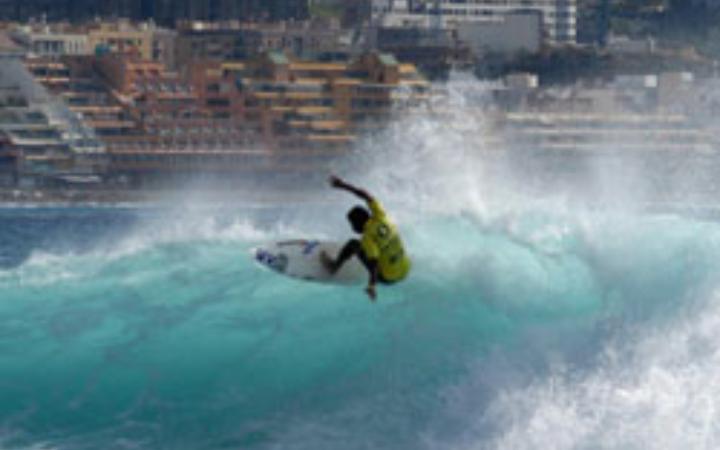 Surfista practicando en El Confital