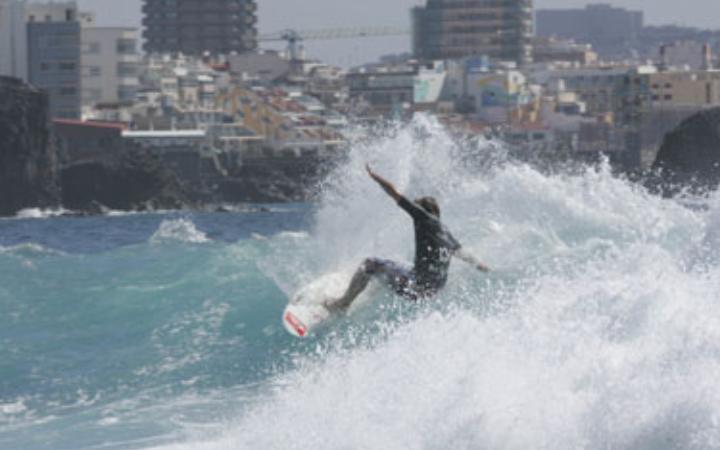 Surfista practicando en El Confital