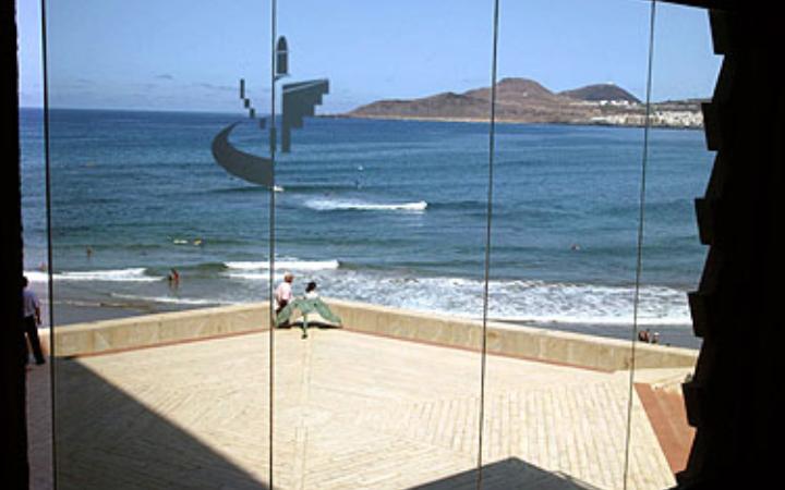 Vista del Confital desde el interior del Auditorio Alfredo Kraus